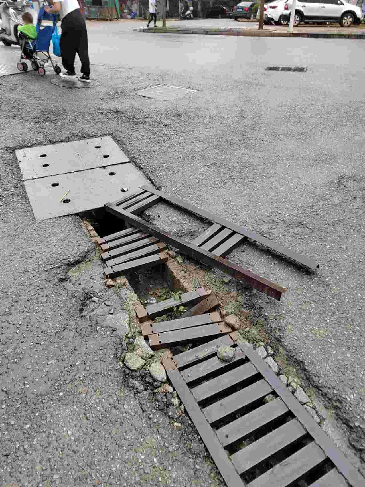 启明中学附近金湾小区路口下水道破损