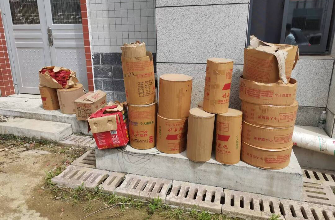 群众举报！童市镇查获非法烟花爆竹326件！