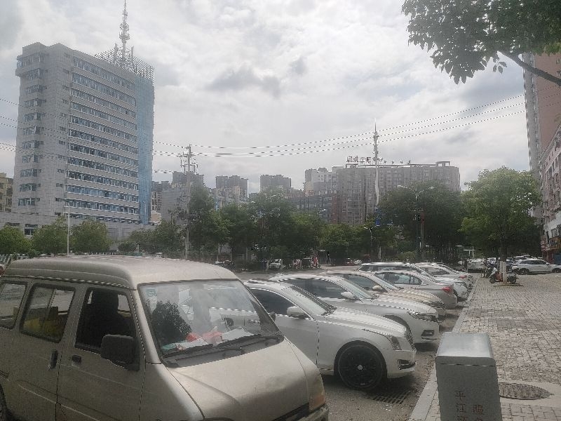 阳光步行街（新公安局右斜对面）旧改后仍然脏乱差