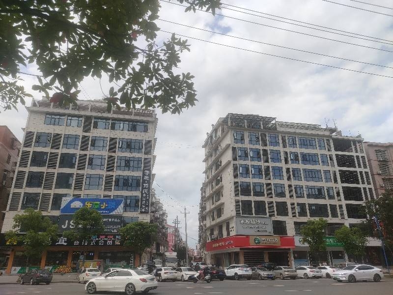 阳光步行街（新公安局右斜对面）旧改后仍然脏乱差