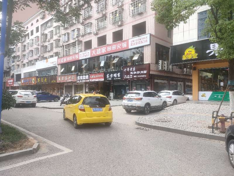 阳光步行街（新公安局右斜对面）旧改后仍然脏乱差