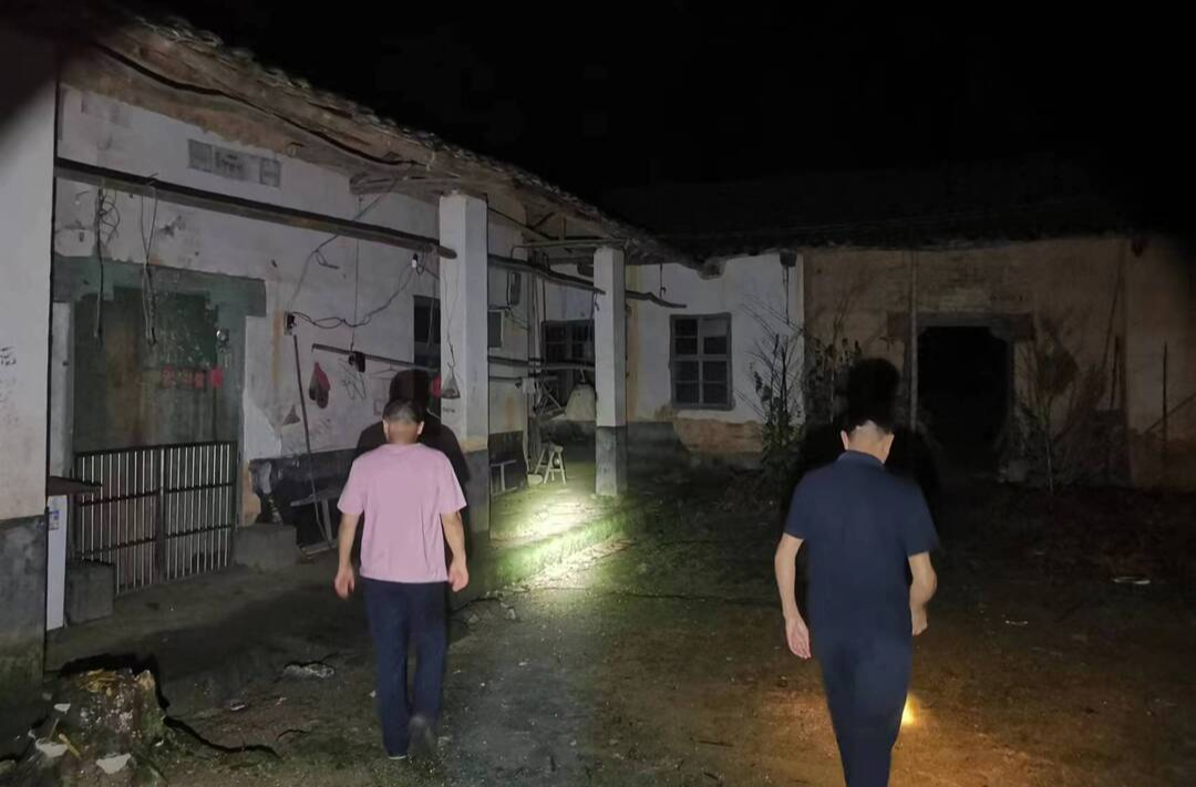 组图丨南江镇：黑夜里通宵达旦的灯，照亮“清零”与防汛的路