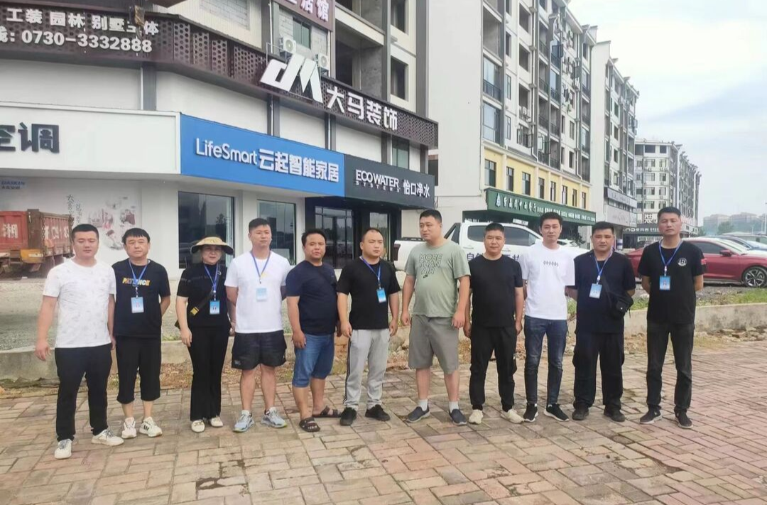 天岳街道：拆除违规广告 擦亮街道面貌