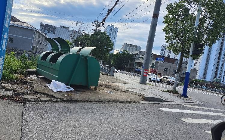 首家坪路红绿灯处的垃圾箱