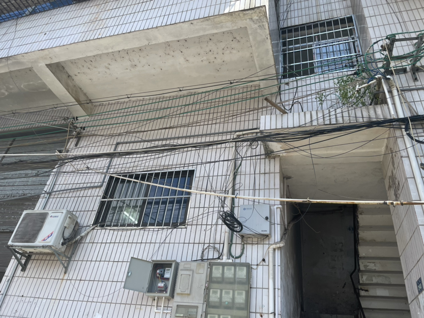 北街金华市场周边电缆线不规范