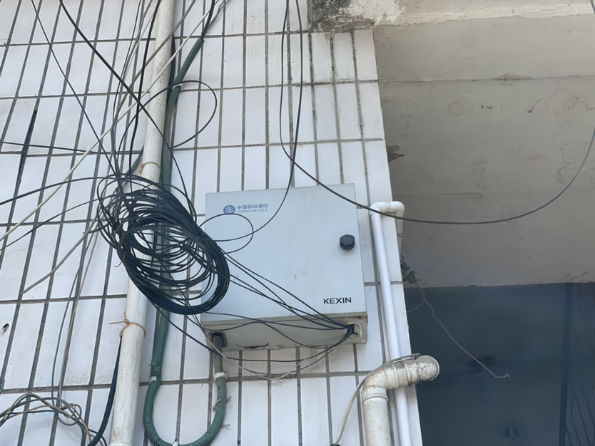 北街金华市场周边电缆线不规范
