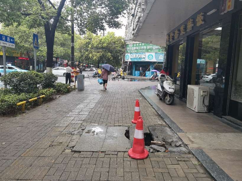 主干道旁盖板破损严重