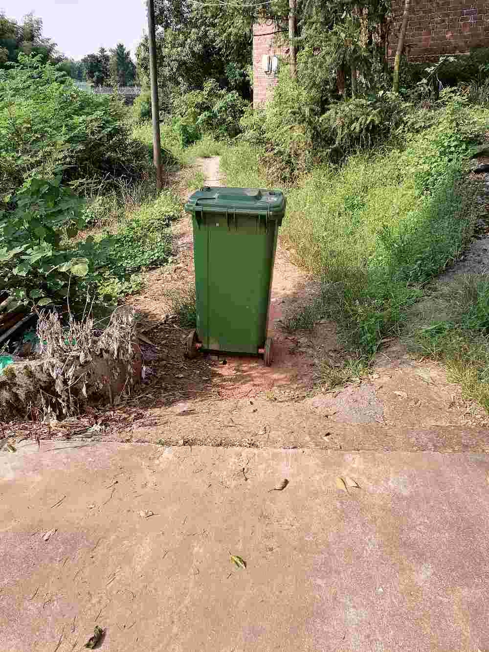 收垃圾的工作人员将垃圾桶乱摆乱放，严重影响创建文明城市