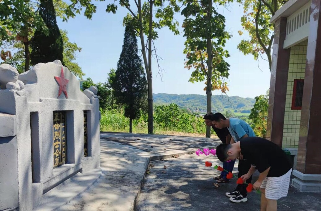 祭奠革命先烈，传承红色基因