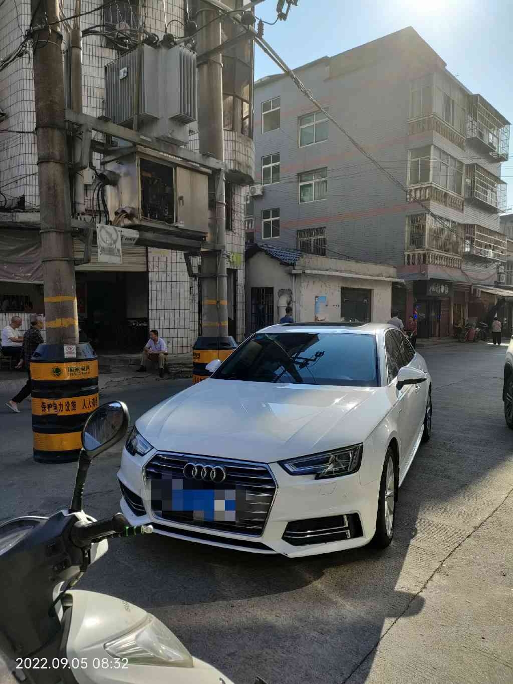 水岸花都西区南门违章停车