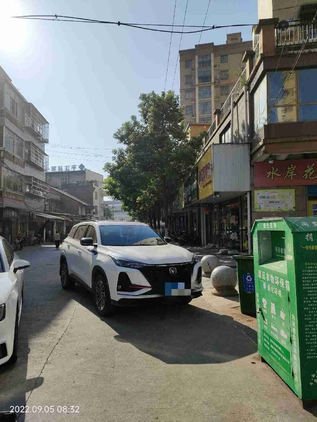 水岸花都西区南门违章停车