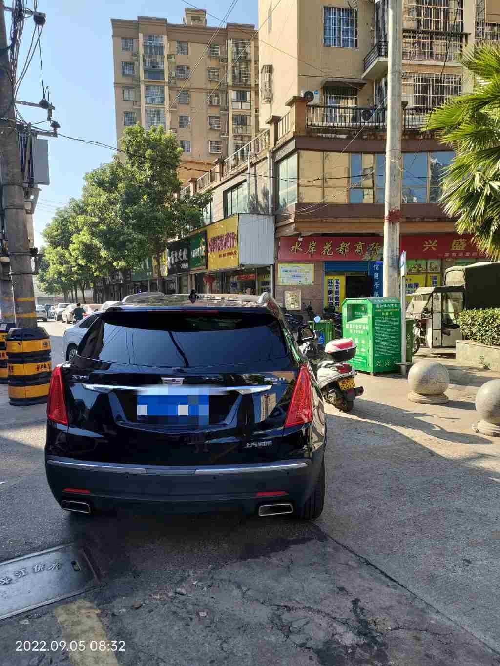 水岸花都西区南门违章停车
