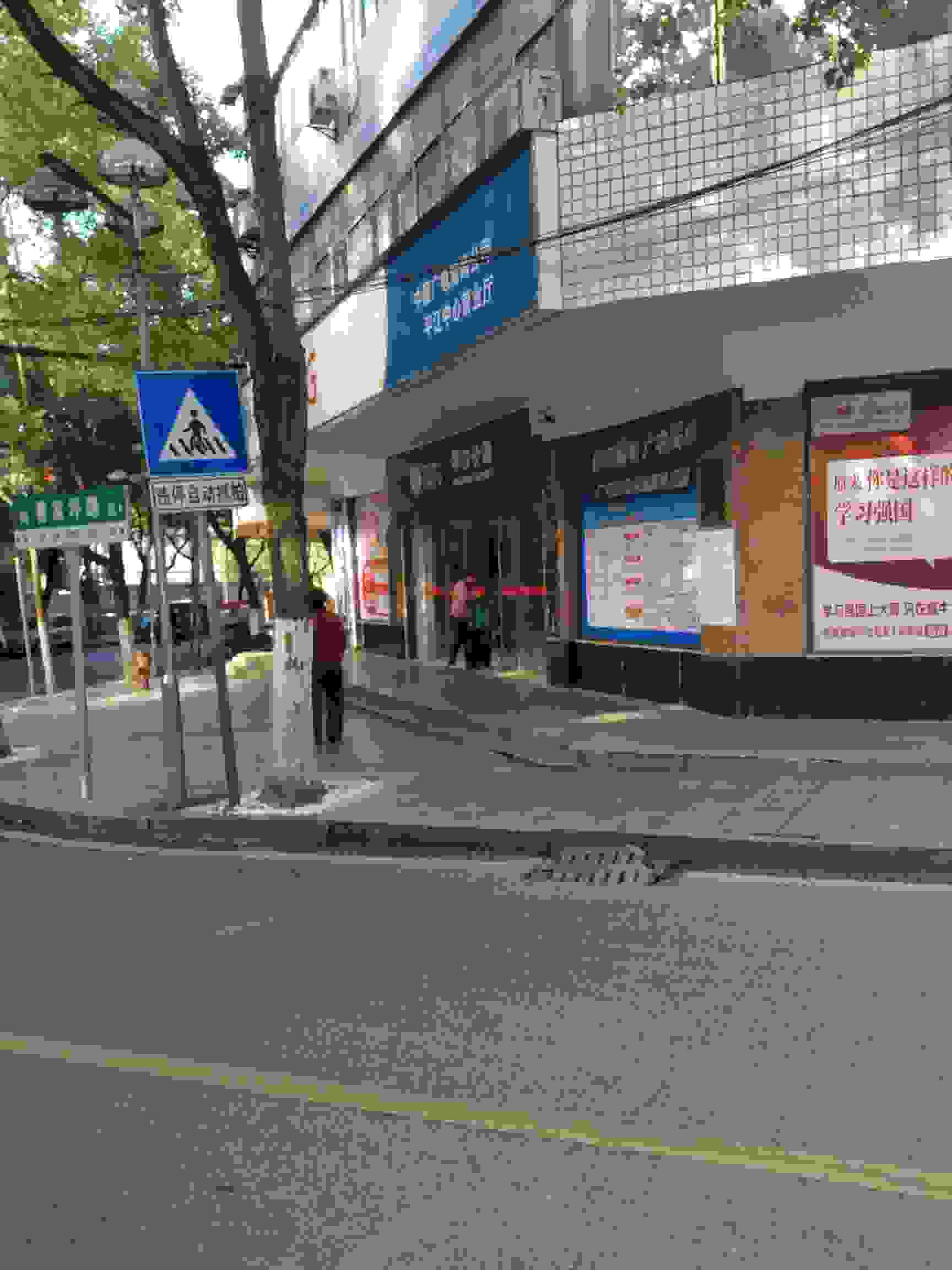 窨井盖损坏