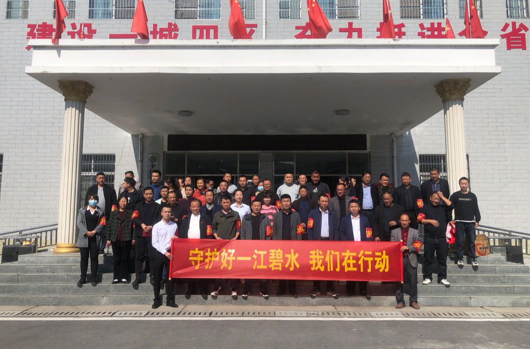 石牛寨镇开展“守护好一江碧水 我们在行动”汨罗江支流保洁活动