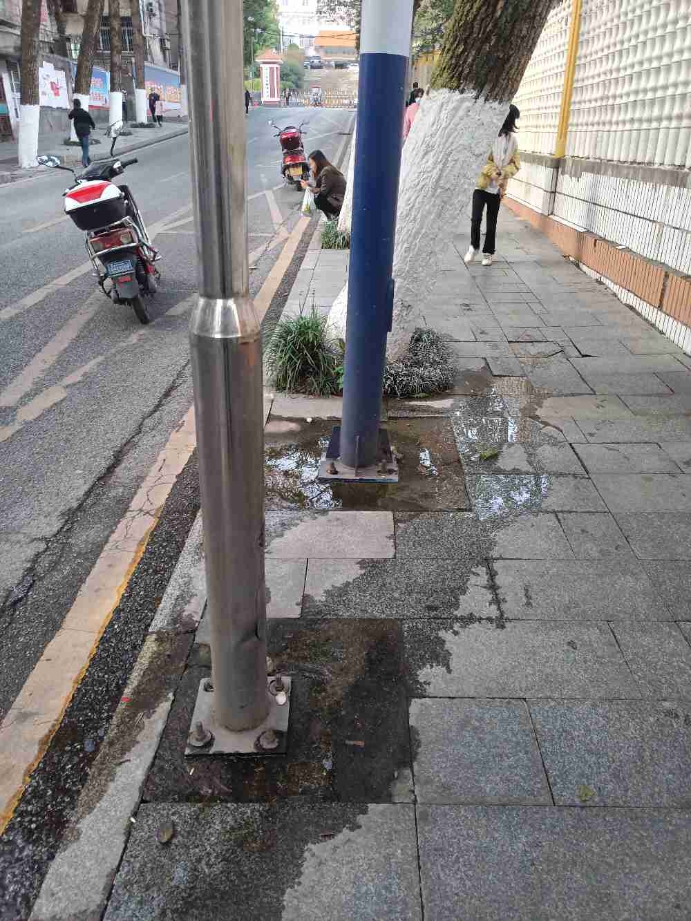 道路破损溢水