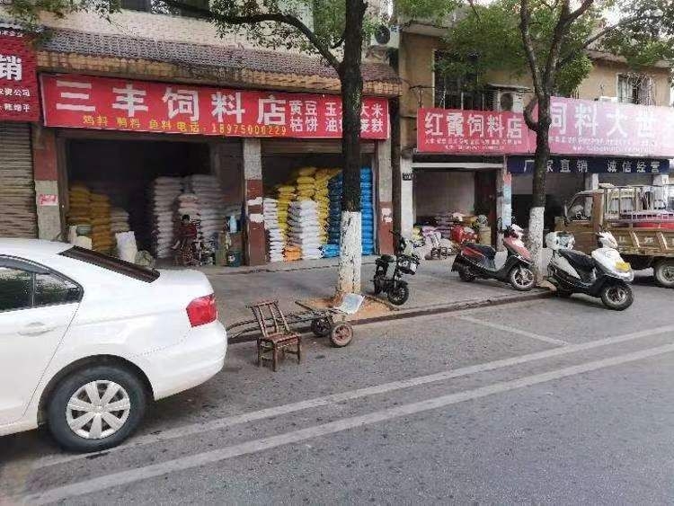 占用路边停车位。