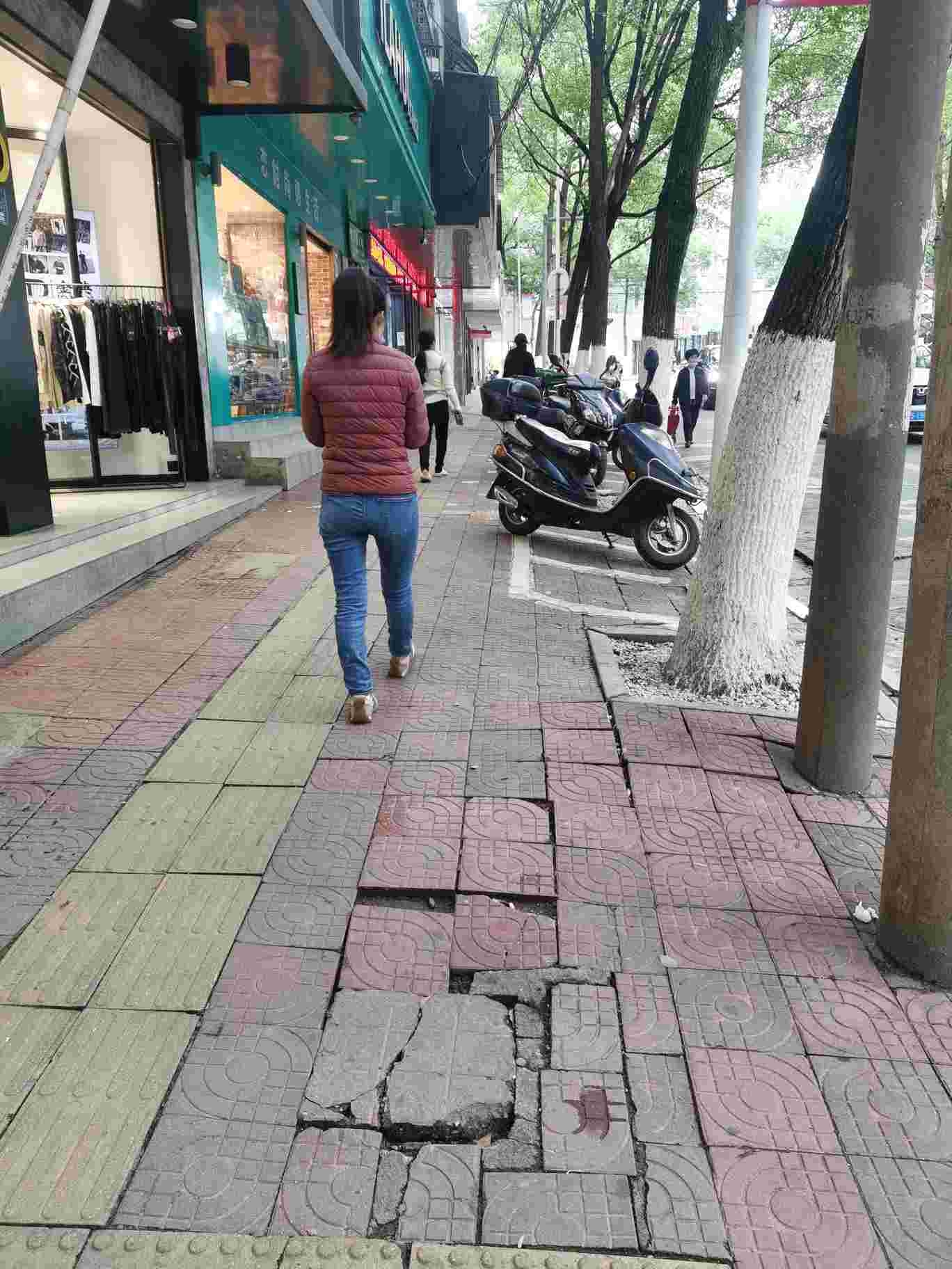人行道破损