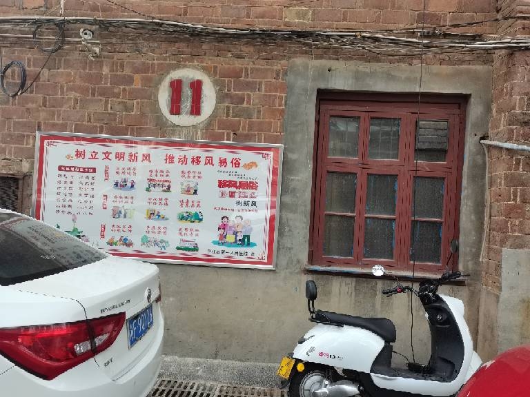 多处飞线充电，存在安全隐患。