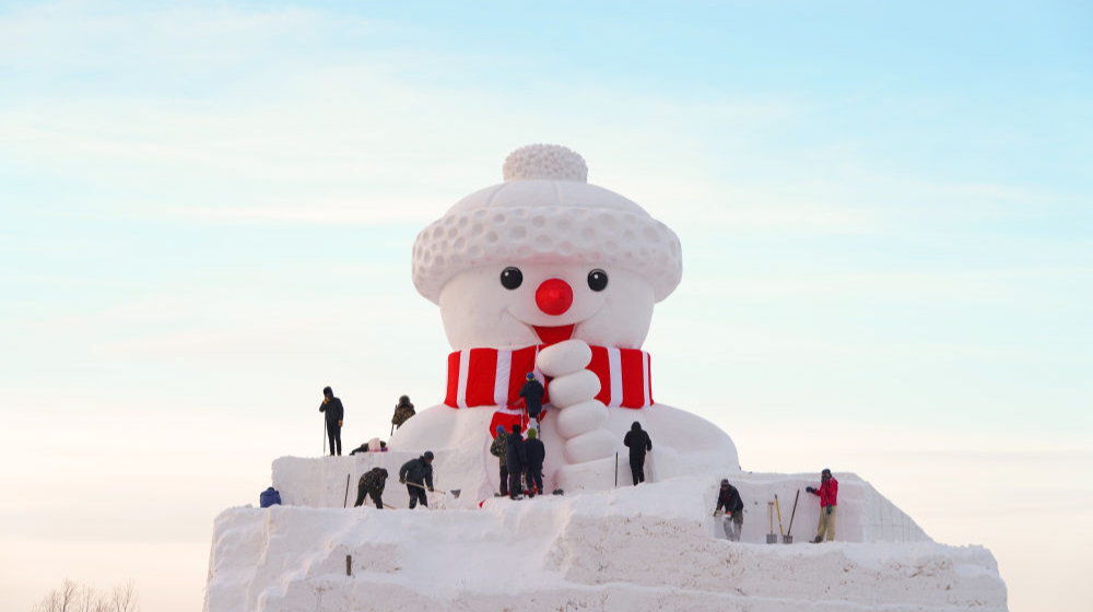 哈尔滨：松花江畔搭起18米高大雪人