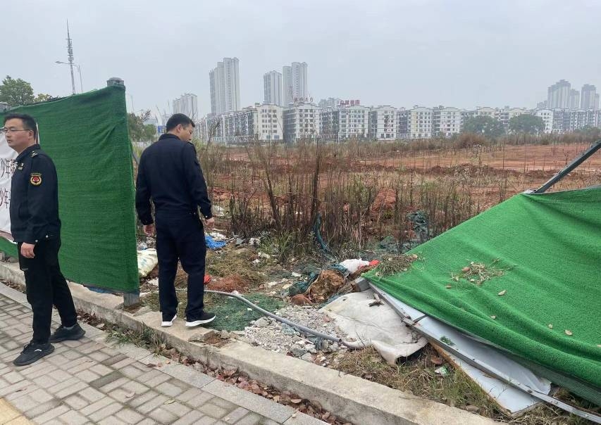 公益广告围挡脱落损坏