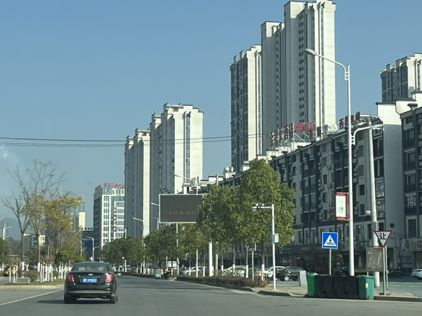 东兴大道路口电子屏不显示文字