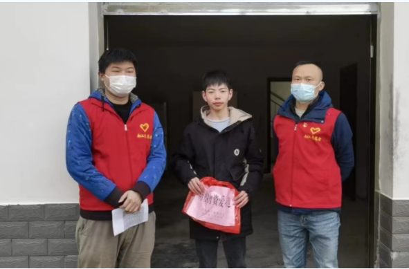 “苗”手回春，“包”治百病丨南江镇重点人群疫情防控工作温暖到“家”了
