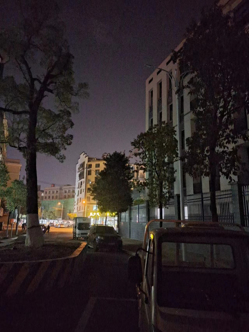 三阳中学校门口路灯不亮