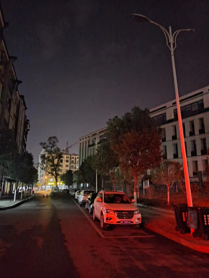 三阳中学校门口路灯不亮