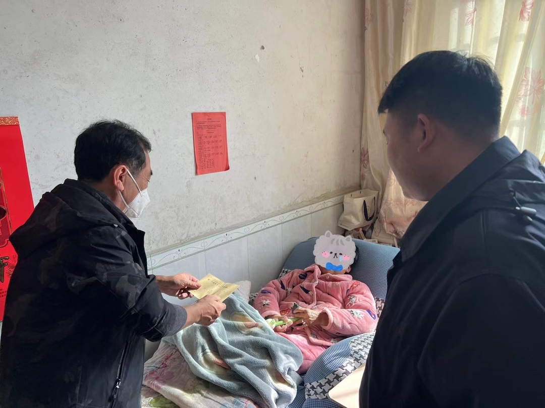 小小心意情谊浓 共庆新年笑声哗