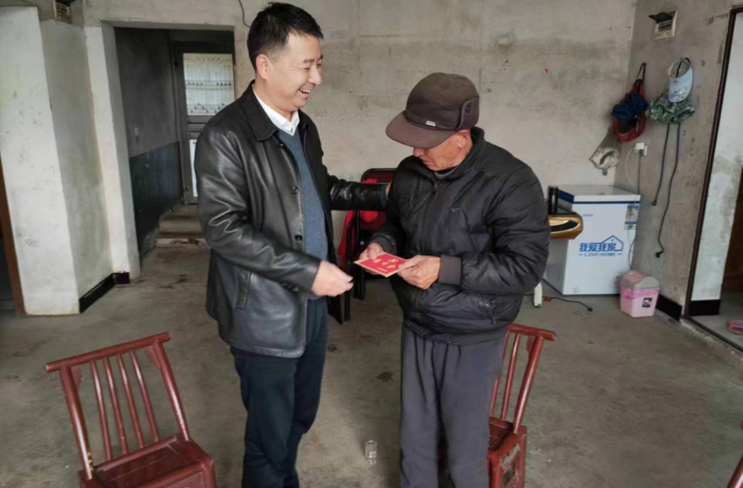 梅仙镇：做好“三个结合”，开展党员慰问活动