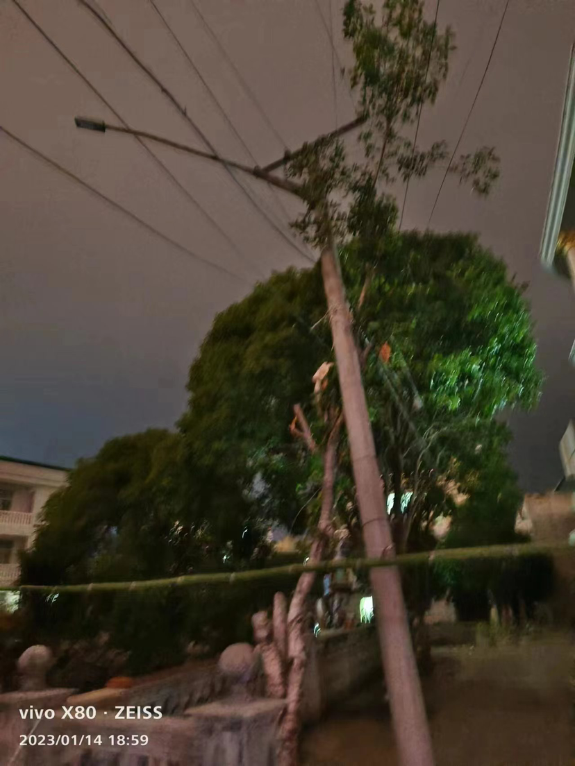 盐业公司的路灯坏了