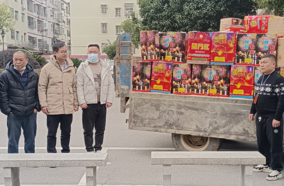长寿镇查处一起非法储存烟花爆竹事件