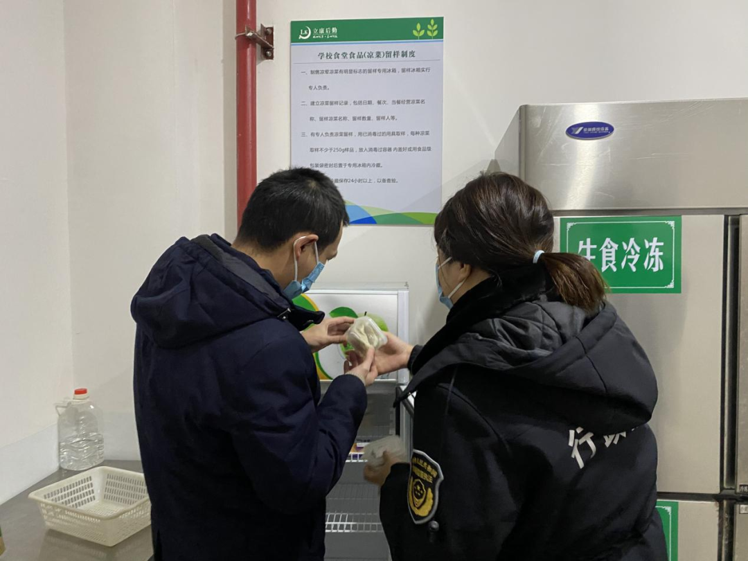 守护“舌尖上的安全”——天岳街道开展食品安全突击检查