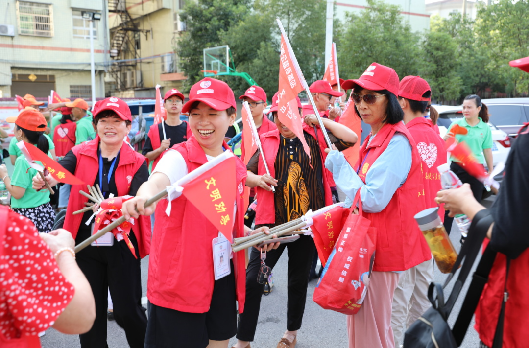 铁骨柔肩担重任  巾帼芬芳满长寿