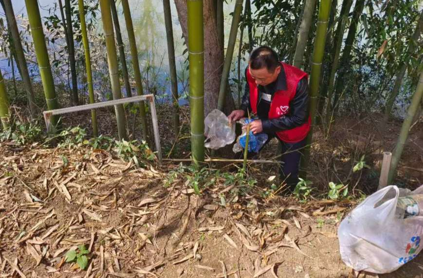 长寿镇毛湾村新时代文明实践站开展“清河道垃圾 护长寿绿水”志愿服务活动