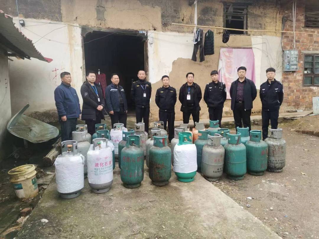 严查严打，守护平安—汉昌街道依法查处一处非法储存瓶装燃气点