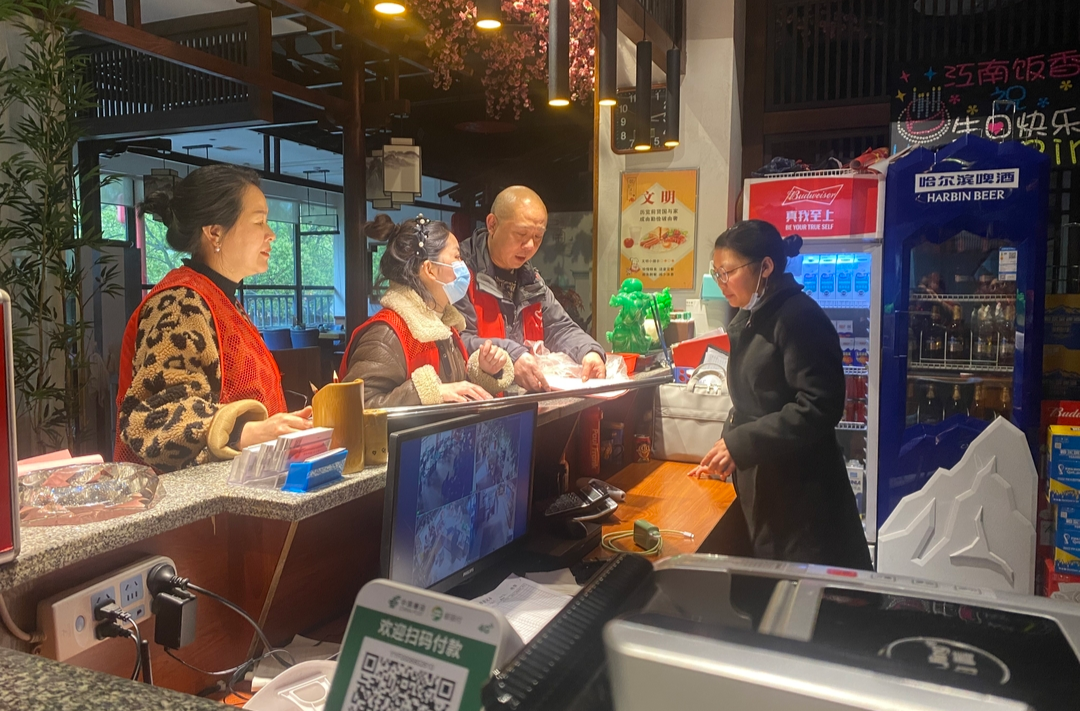汉昌街道：  县商务粮食局到四柱路社区开展党员进社区志愿服务活动