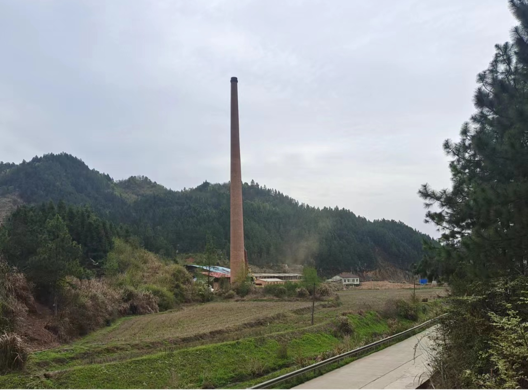 周密部署，岑川镇近80米大烟囱安全拆除