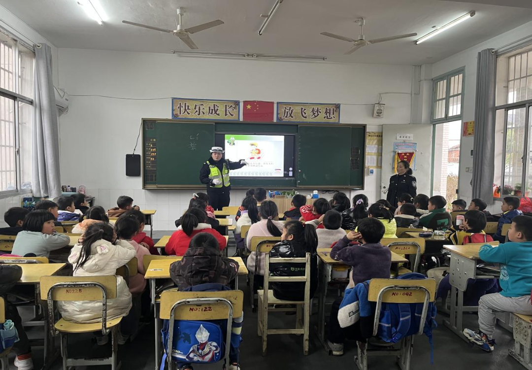 交通安全进校园 文明出行伴成长 ——三阳乡开展交通安全知识进校园宣传活动