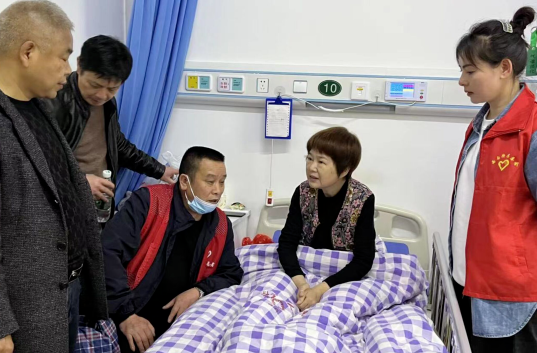 【文明实践】长寿镇西南街：爱心助困，传递温暖