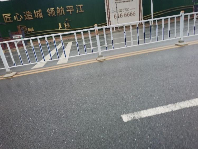 凯旋世纪城前平江大道护栏受损