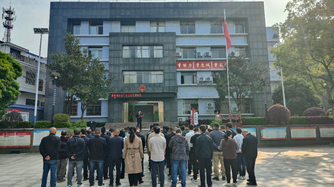 振奋精神，鼓舞干劲——加义镇举行“践行二十大，奋进新征程”升国旗仪式