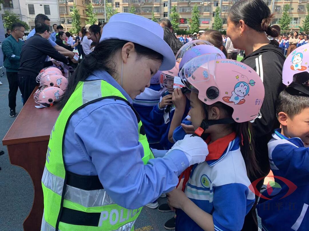 平江：警企携手送安全 “平安头盔”戴回家