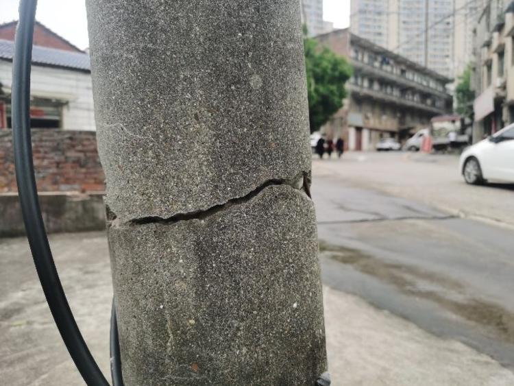 通信水泥杆开裂存在危险