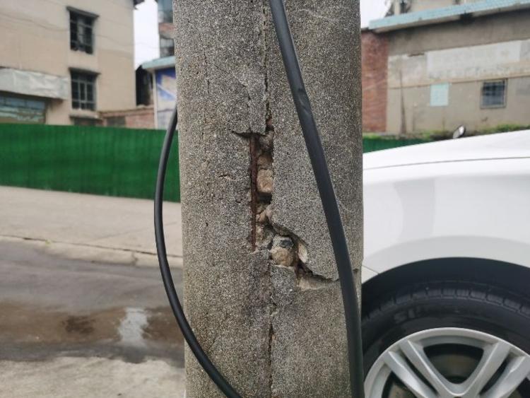 通信水泥杆开裂存在危险