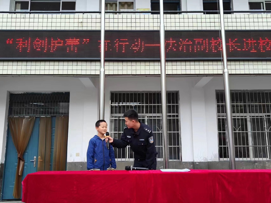 【共建护蕾小镇】“利剑护蕾”在行动，法治副校长送法进校园