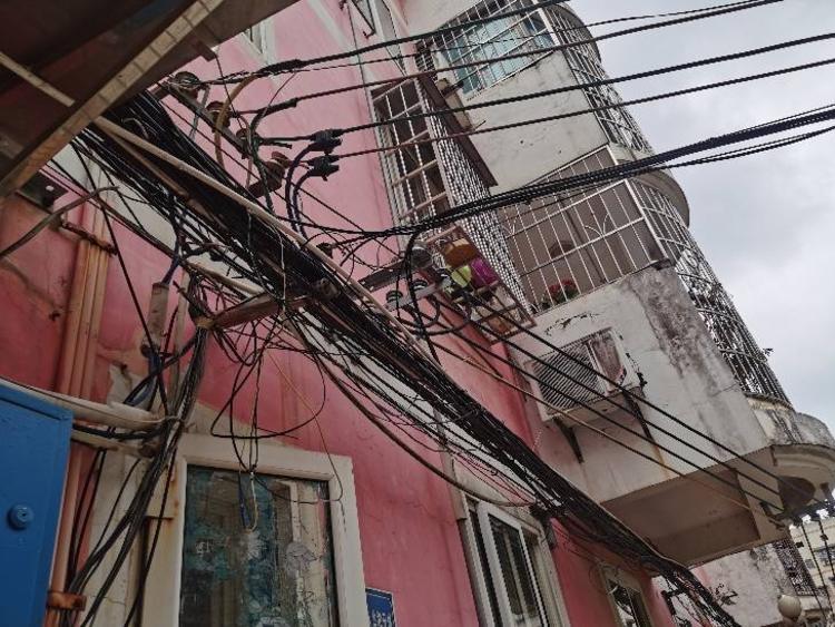 开发区民主街各种飞线乱，电线和网络线交织在一起，发生两次电线火灾，请求马上解决。