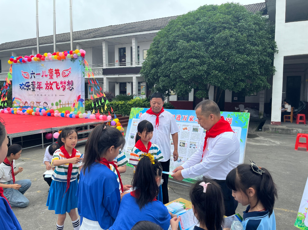 平江县余坪镇：党委书记变身讲解员，打开禁毒宣传新方式