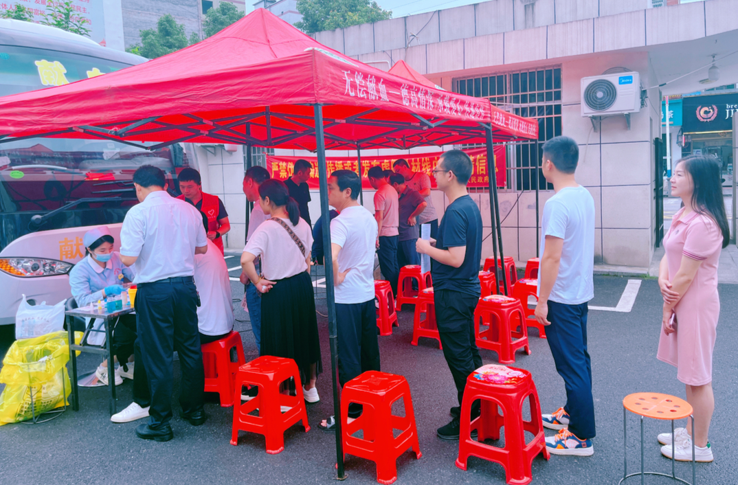 与高考同行，点滴汇聚希望——虹桥镇开展无偿献血活动