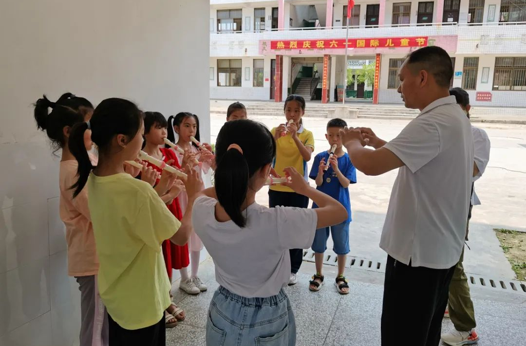 梅仙镇钟家小学：“周末公益课堂”陪伴留守儿童健康成长